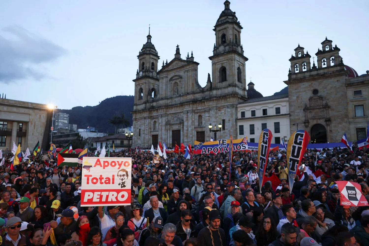 مظاهرات ضد الرئيس الأميركي دونالد ترمب في العاصمة الكولومبية بوغوتا (رويترز)