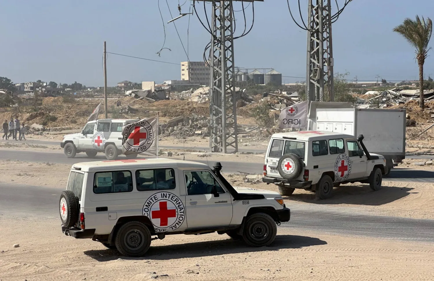 الصليب الأحمر يعمل مع حركة «حماس» لتحديد مكان رفات رهائن (رويترز) 