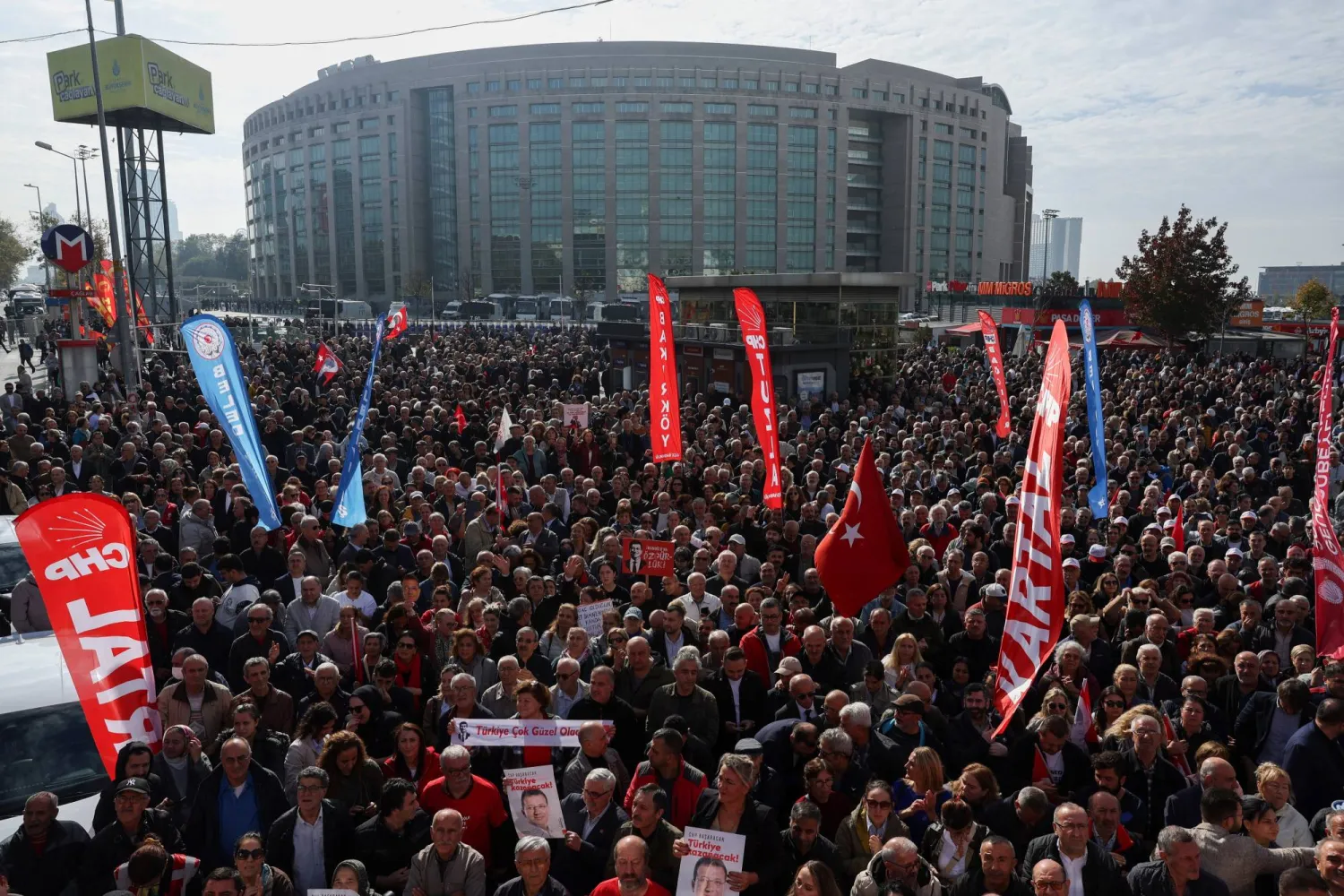 أنصار حزب الشعب الجمهوري التركي المعارض تجمعوا أمام مجمع محاكم نشاغلايان في إسطنبول يوم 26 أكتوبر (إ.ب.أ)