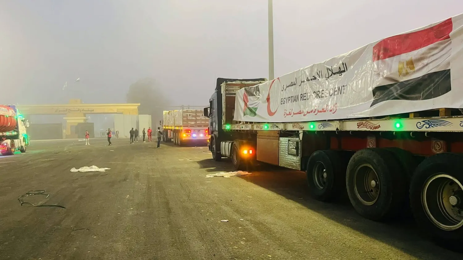 شاحنات محملة بالمساعدات أمام معبر رفح (الهلال الأحمر المصري)