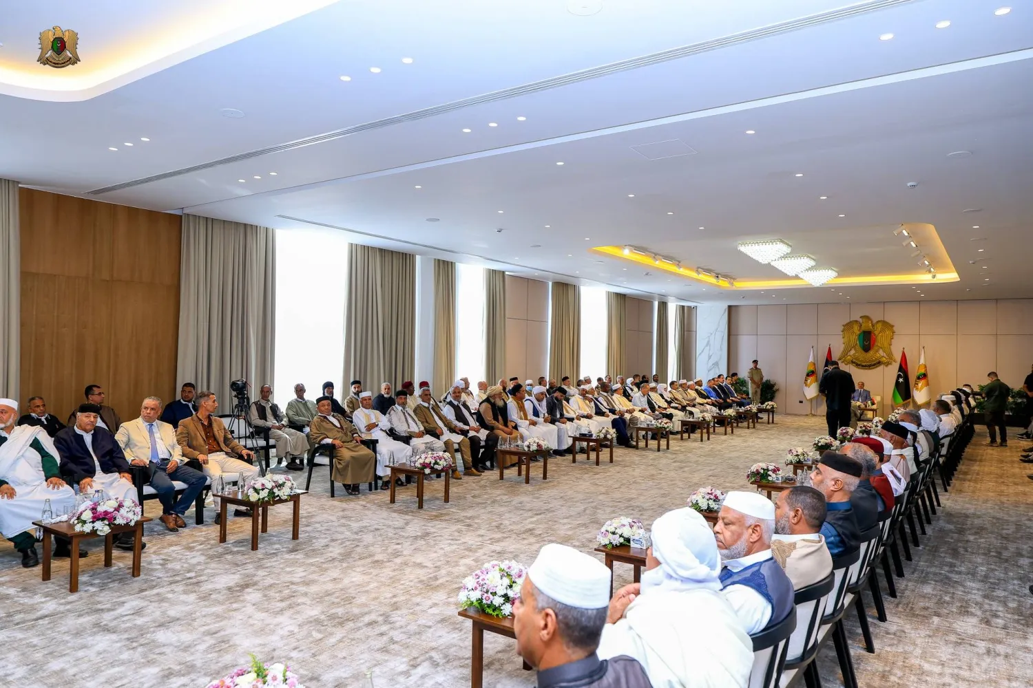 حفتر مجتمعاً بمشايخ وأعيان المنطقة الوسطى الأحد (الجيش الوطني الليبي)