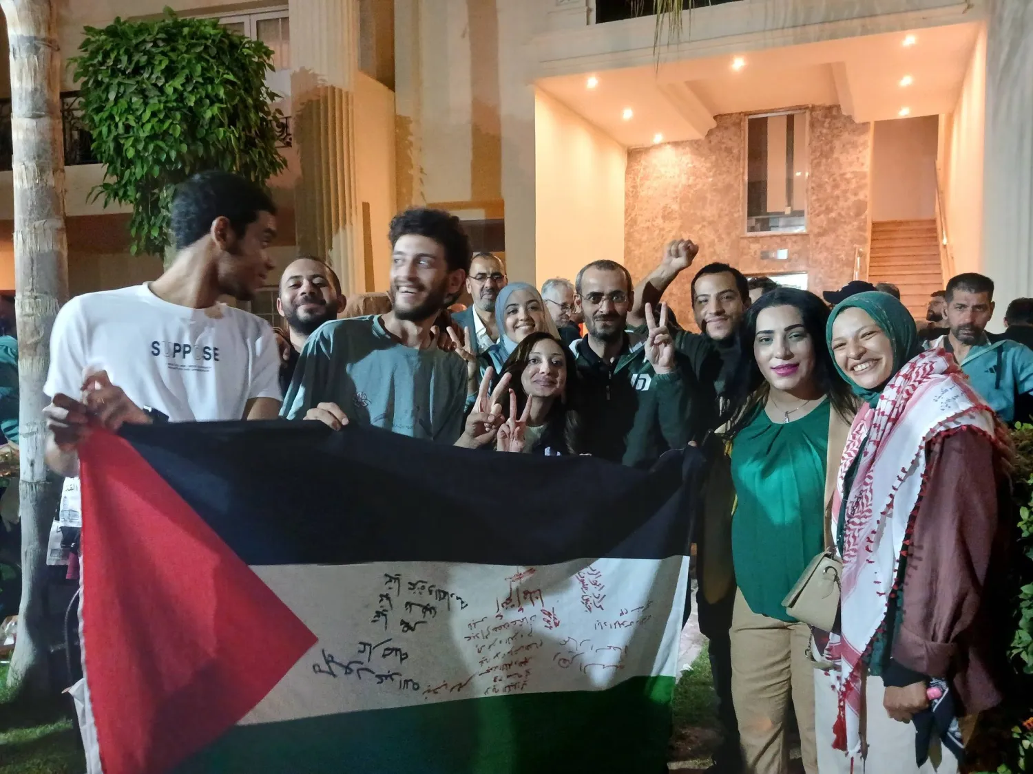 وفد شعبي مصري يزور الأسرى الفلسطينيين في مقر إقامتهم الأول بالقاهرة قبل نقلهم للعاصمة الإدارية (صفحة الأسير المحرر ظافر برهم)