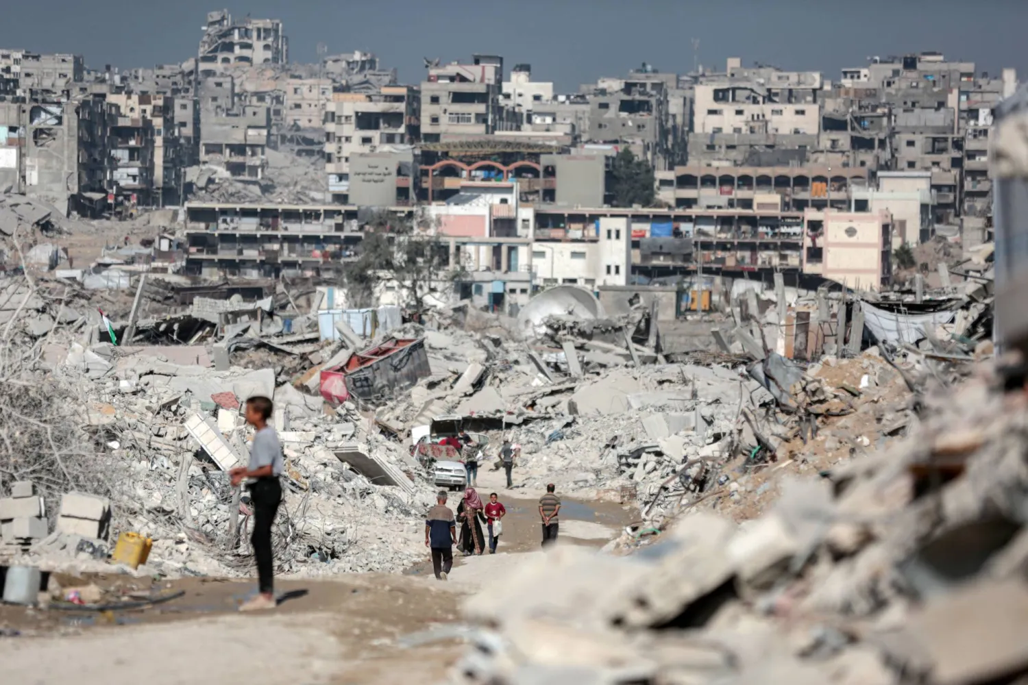  26 October 2025, Palestinian Territories, Jabalia: Palestinians try to survive after returning to their homes in Jabalia following a ceasefire agreement, trying to build a new life in the city destroyed by Israeli attacks, in Gaza City. (dpa)