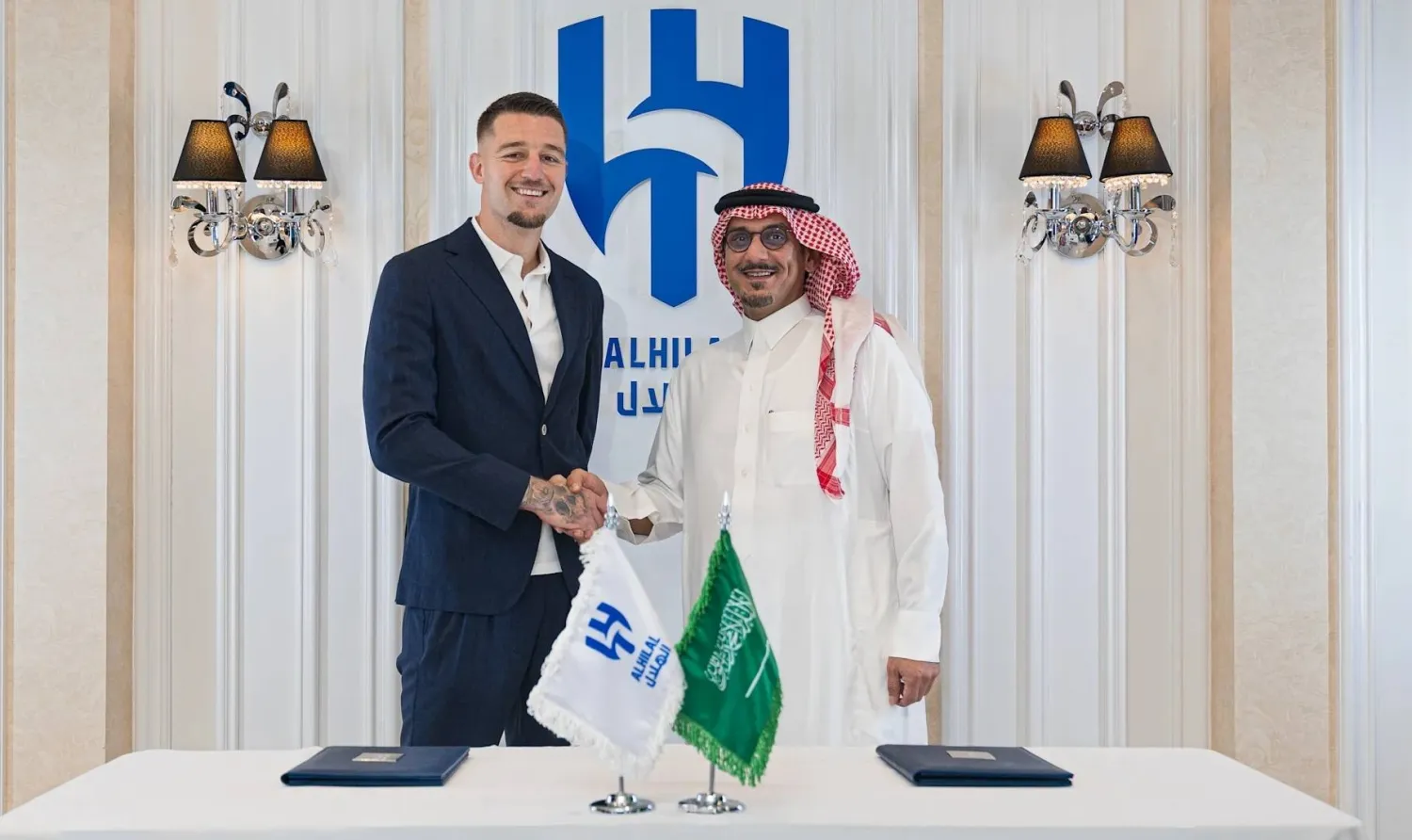 الأمير نواف بن سعد رئيس الهلال يصافح سافيتش بعد توقيع العقد الجديد (موقع النادي)