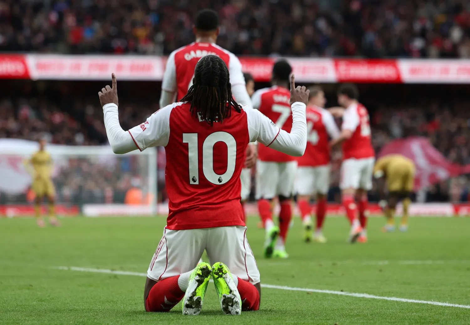 إيبيرشي إيزي سجل هدف الفوز لآرسنال في مرمى فريقه السابق (إ.ب.أ)