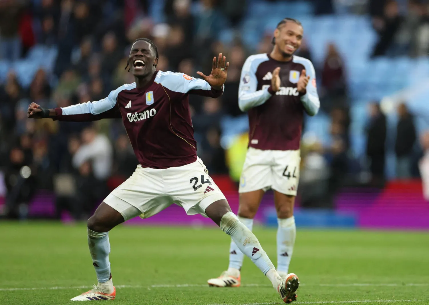 فرحة لاعبي آستون فيلا بالفوز على مان سيتي (رويترز)