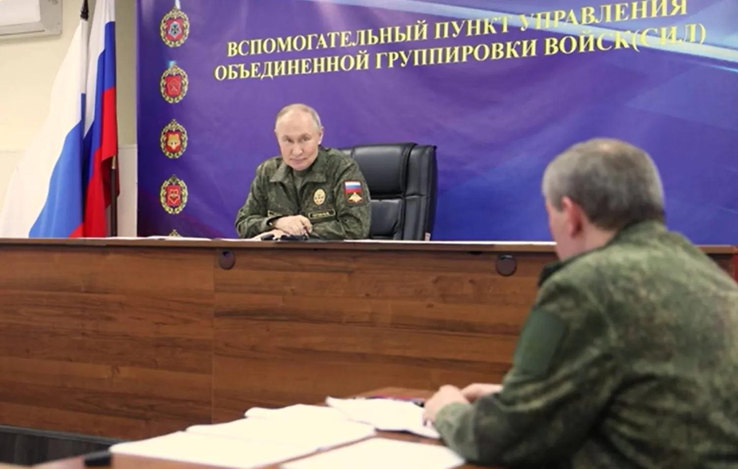 صورة من فيديو وزّعه الكرملين لزيارة بوتين لمقرّ عسكري غير محدّد يوم 26 أكتوبر (إ.ب.أ)