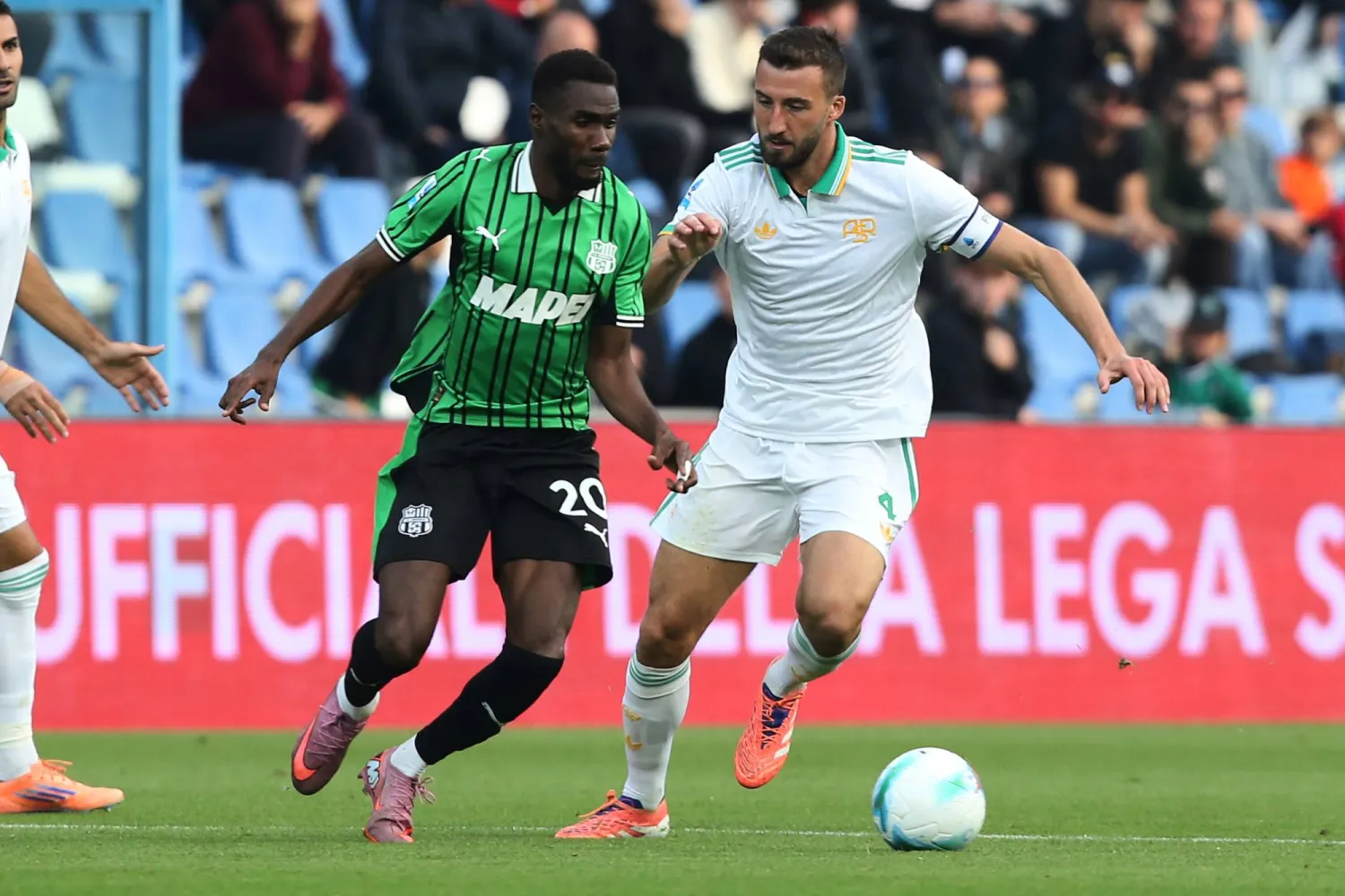 روما هزم ساسولو وقفز لمشاركة نابولي الصدارة (أ.ب)