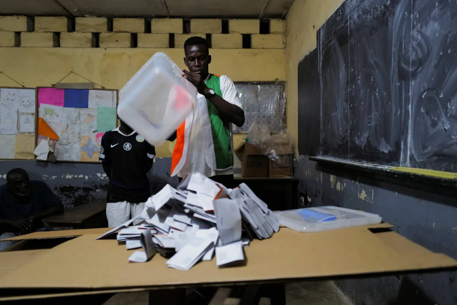 موظّف انتخابي يحصي الأصوات في مكتب اقتراع بأبيدجان يوم 25 أكتوبر (رويترز)