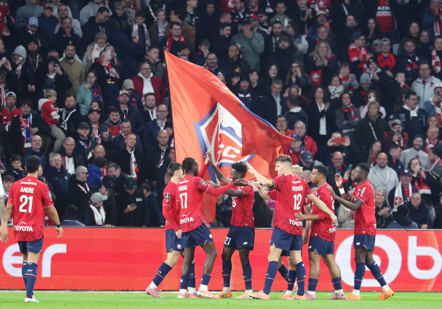 فرحة لاعبي ليل بالفوز الكاسح على ميتز (أ.ف.ب)