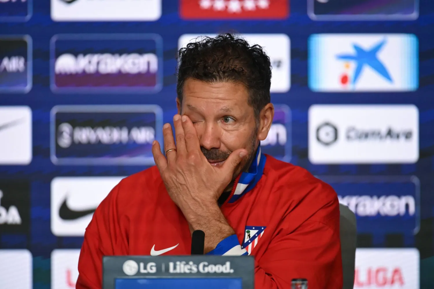 الأرجنتيني دييغو سيميوني المدير الفني لفريق أتلتيكو مدريد (إ.ب.أ)