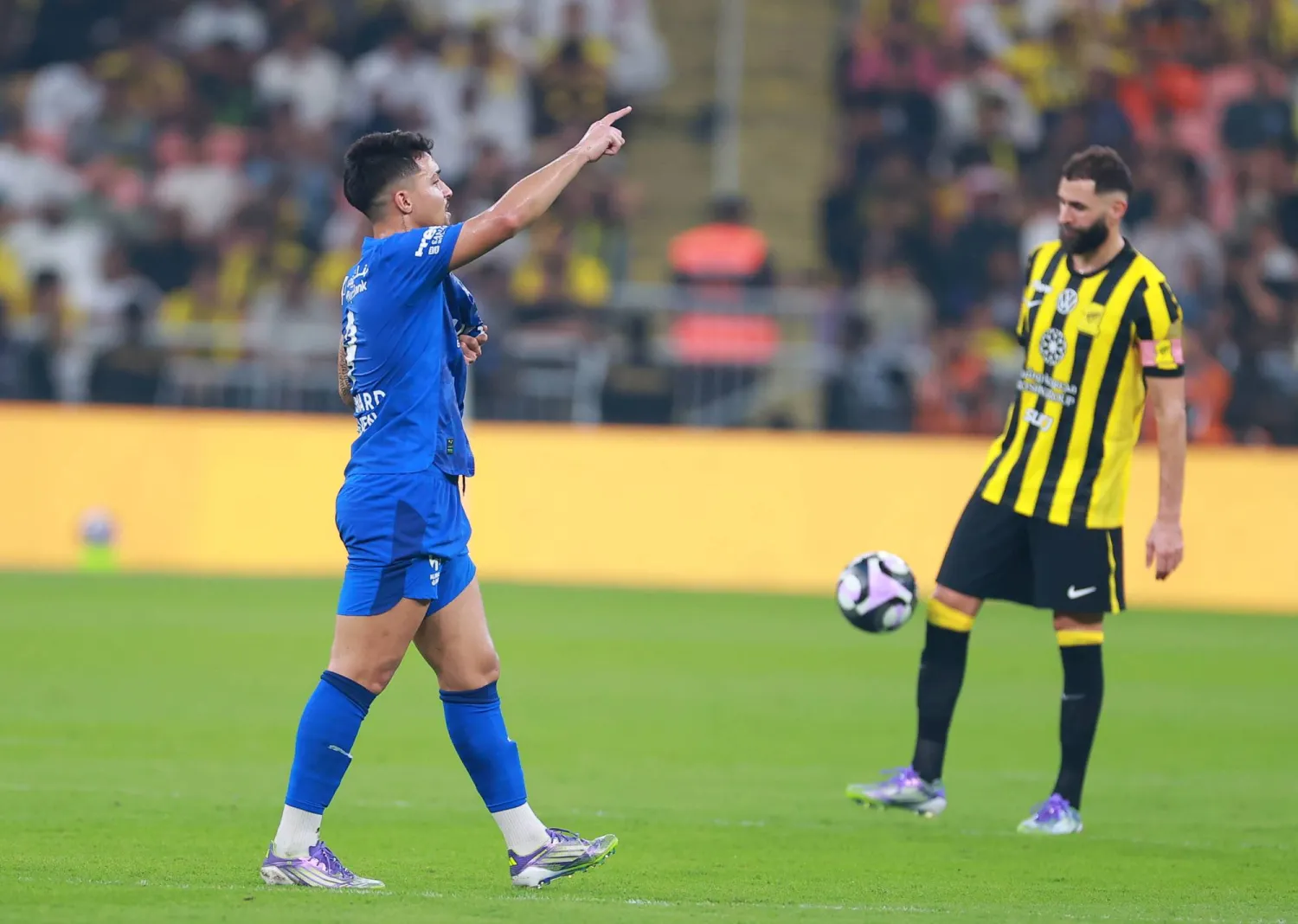 ليوناردو لاعب الهلال بعد تسجيله هدفه في الاتحاد (تصوير: عدنان مهدلي)