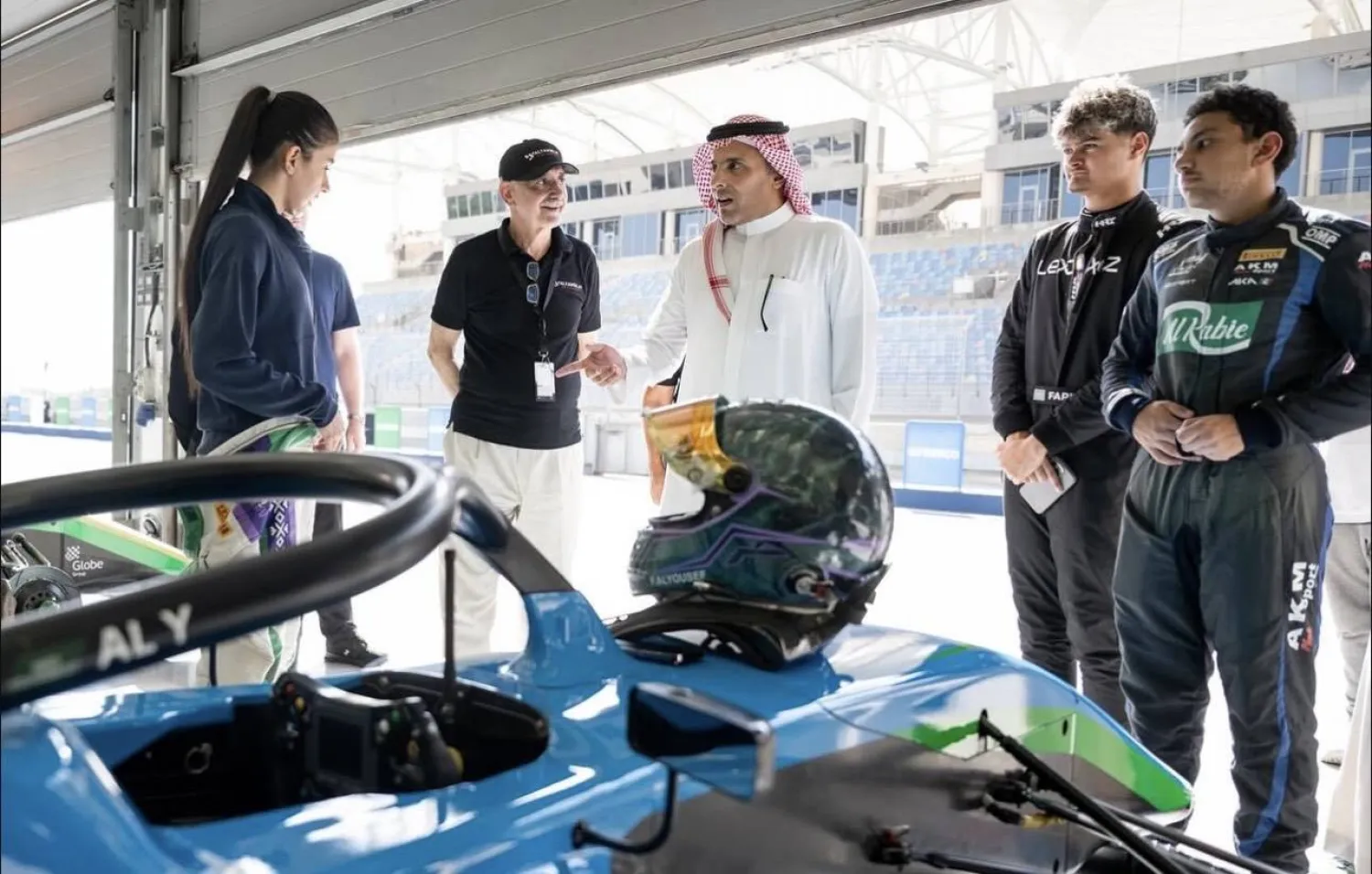 الأمير خالد بن سلطان الفيصل لدى إشرافه على الاستعدادات (الشرق الأوسط)