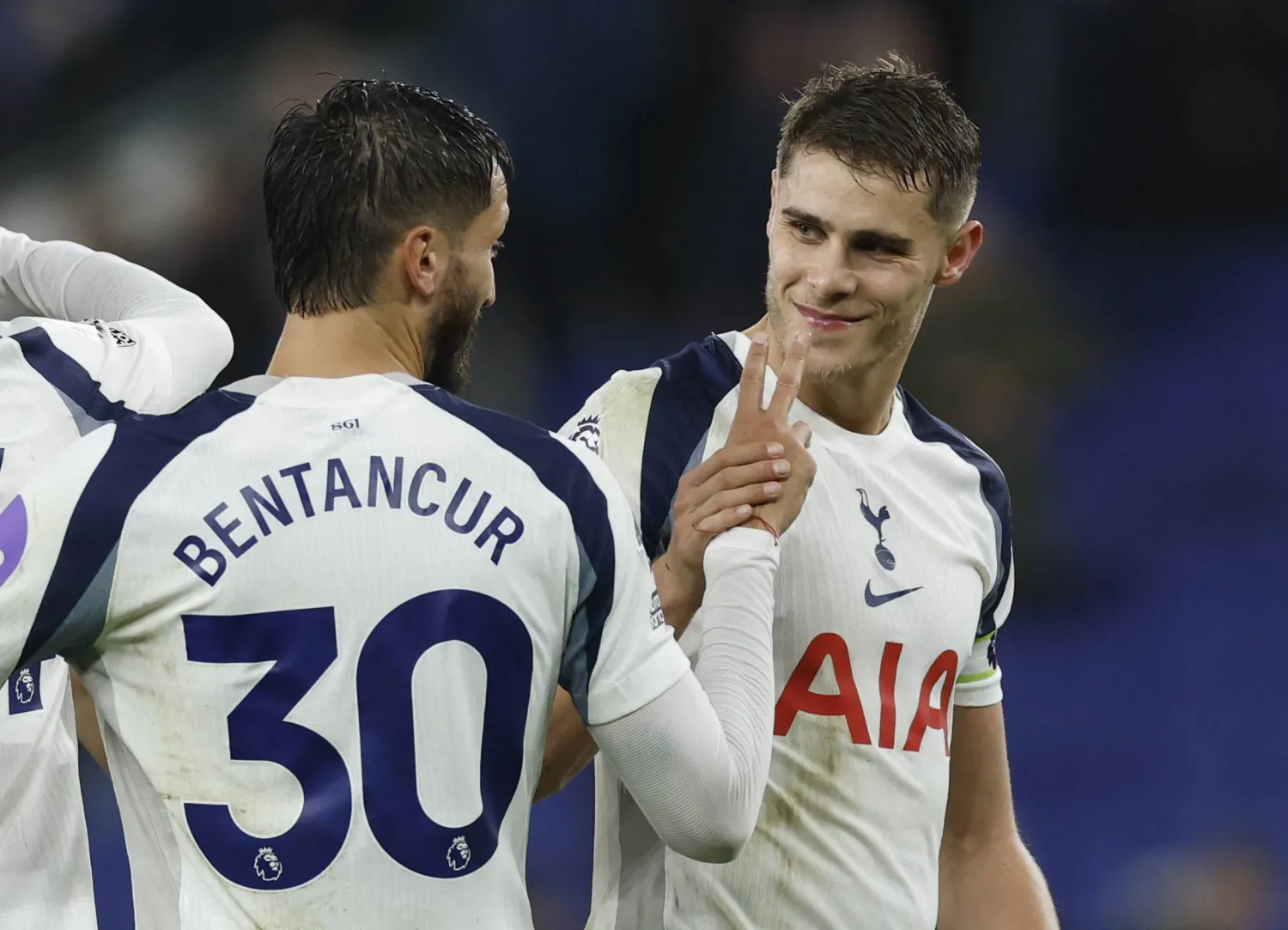 فرحة ثنائي توتنهام فان دي فين وبنتانكور بالفوز على إيفرتون (رويترز) 