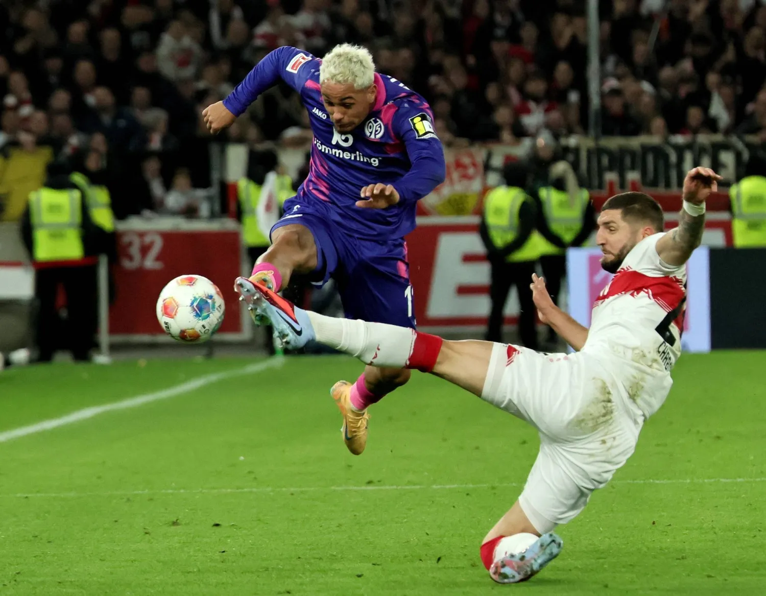 شتوتغارت هزم ماينز بثنائية في «البوندسليغا» (إ.ب.أ)