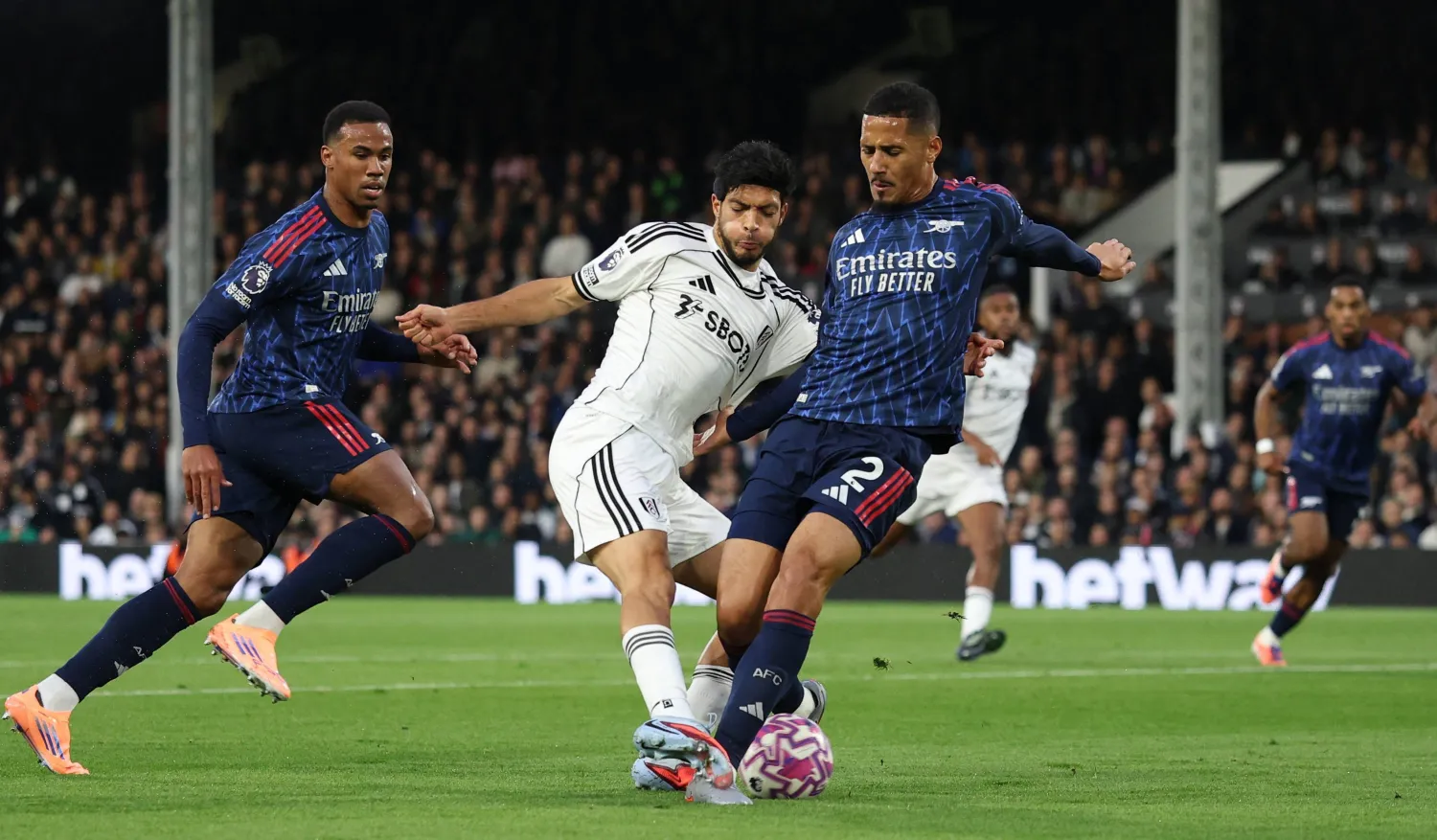 غابرييل ماغالايش وويليام ساليبا ثنائي دفاع آرسنال المتألق (رويترز)