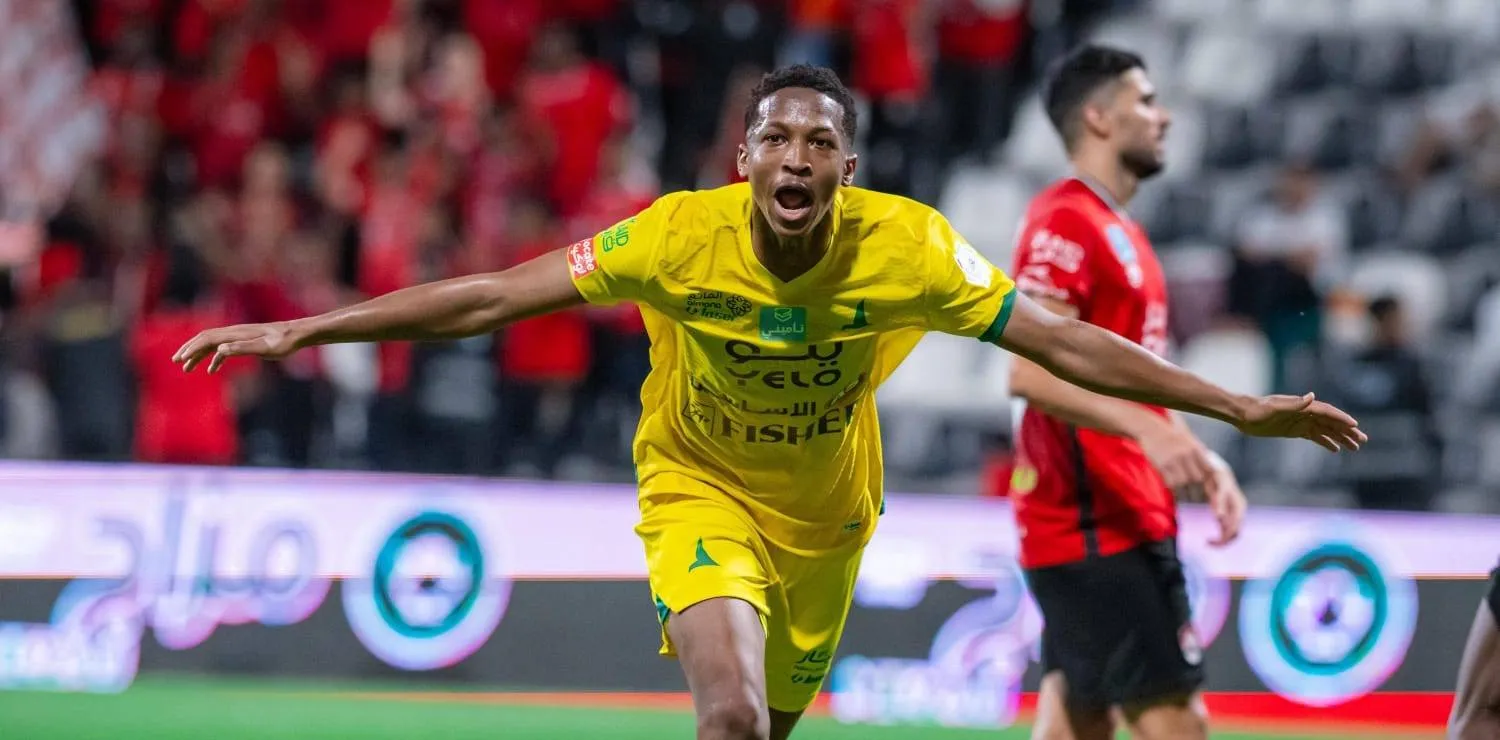 هوساوي يحتفل بعد أحد أهدافه مع الخليج (موقع النادي)