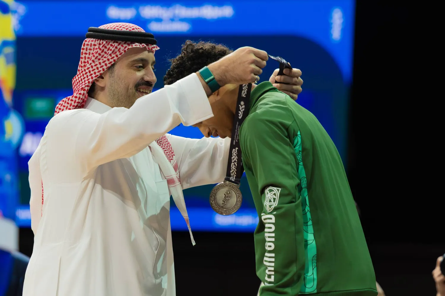 الأمير فهد بن جلوي يتوج آل عجيان بالفضية (الشرق الأوسط)