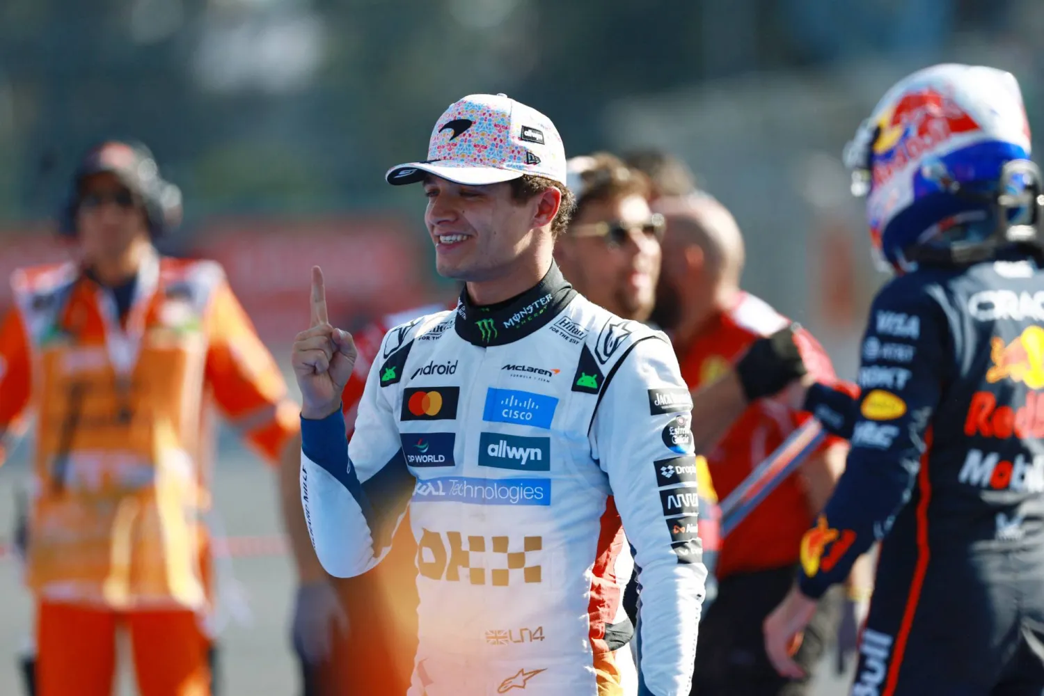 سائق مكلارين البريطاني لاندو نوريس بطل المكسيك (رويترز)