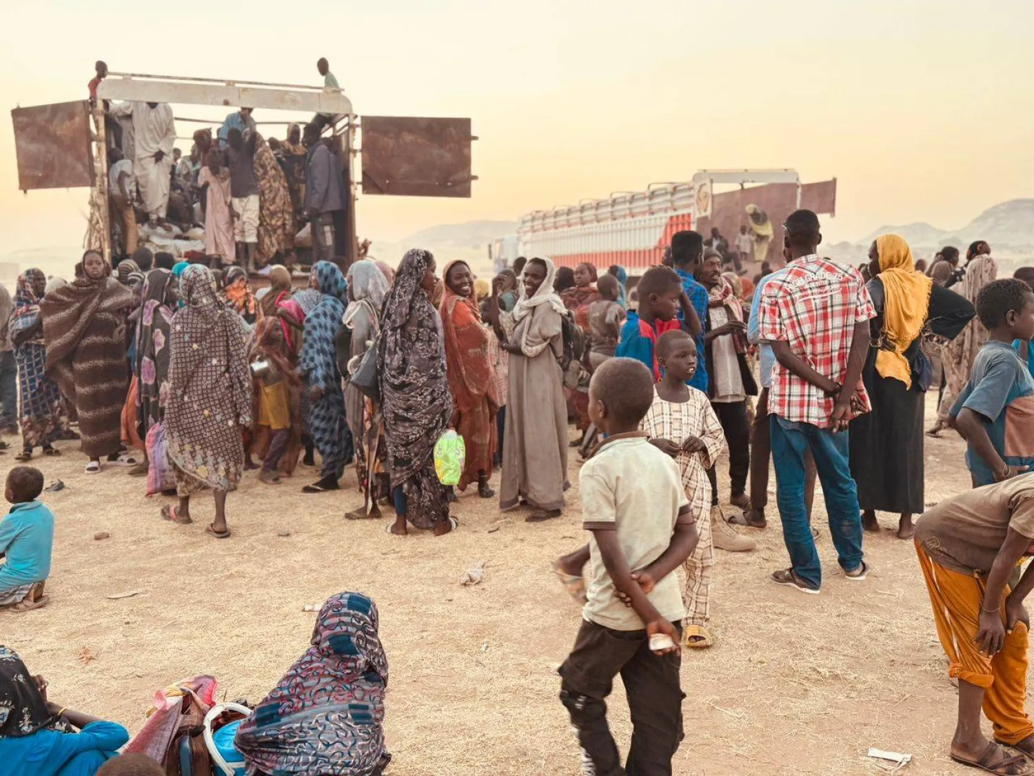 أسر نازحة من الفاشر إلى مخيمات في بلدة طويلة (حساب منسقية اللاجئين والنازحين على فيسبوك)