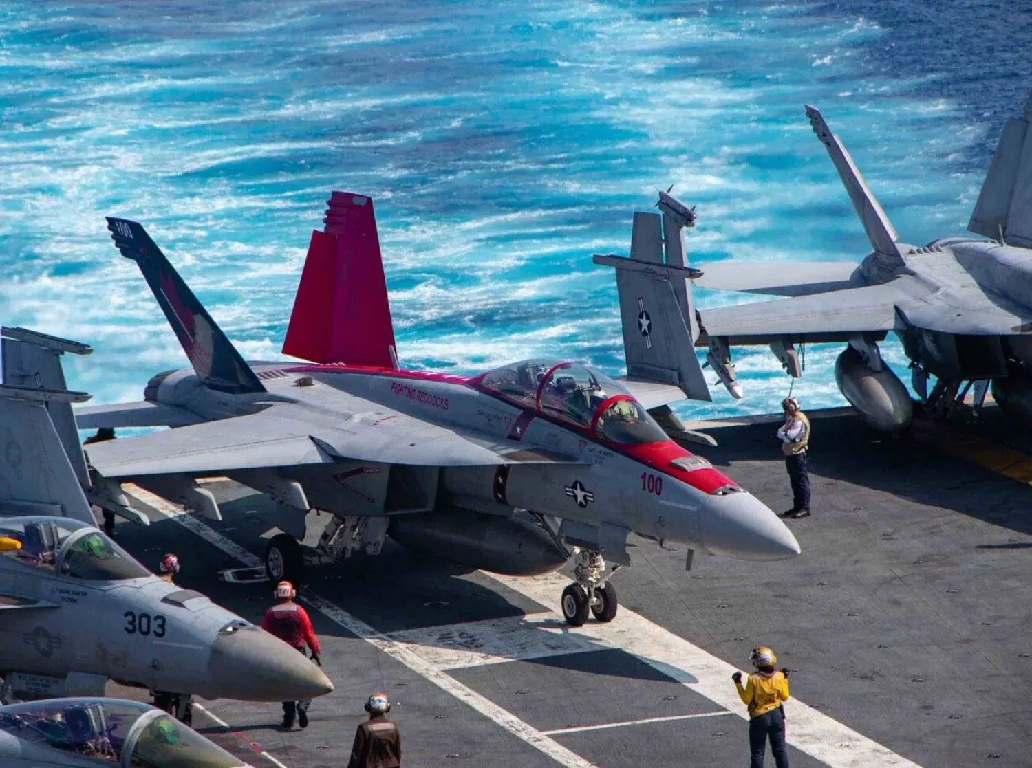 Bir F/A-18F Super Hornet savaş uçağı, bir ABD uçak gemisinin üzerinden kalkışa hazırlanıyor (Arşiv)
