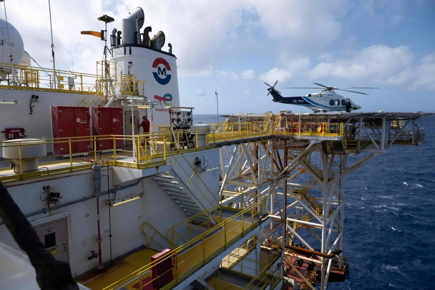 مهبط طائرات عمودية على متن سفينة إنتاج وتخزين وتفريغ عائمة تديرها شركة «توتال إنرديز» في حقل لابا بالبرازيل (أ.ف.ب)