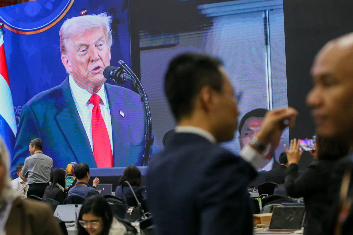 الرئيس الأميركي دونالد ترمب يظهر على شاشة كبيرة بمركز الإعلام خلال قمة رابطة دول جنوب شرق آسيا (د.ب.أ)