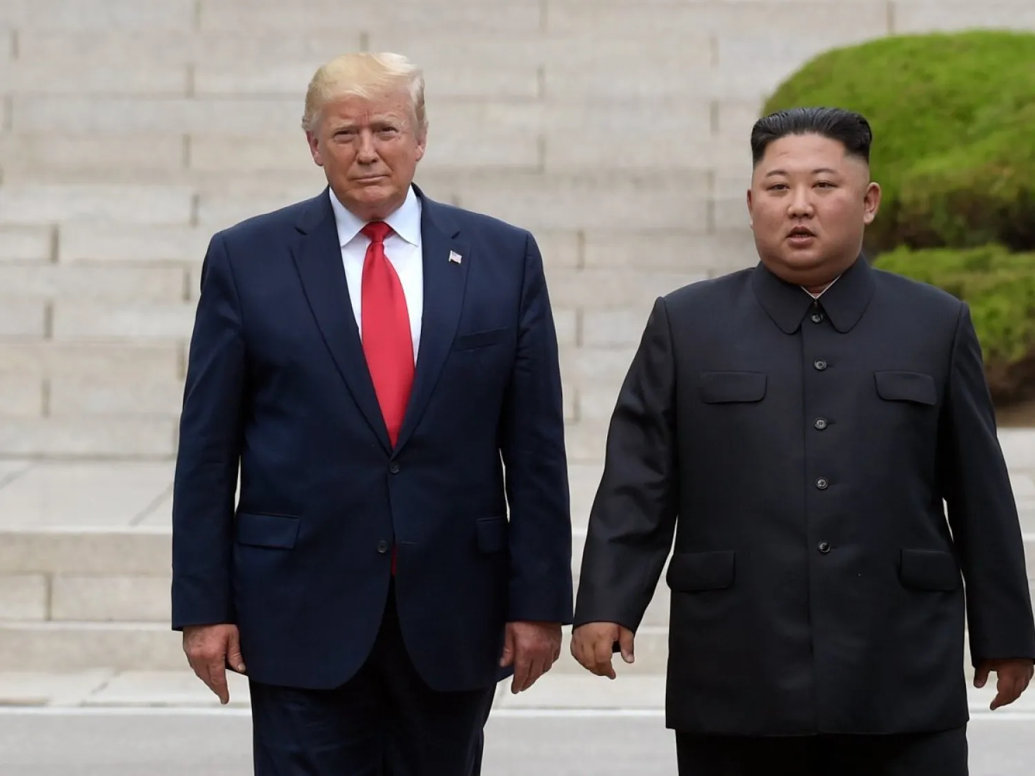 الرئيس الأميركي دونالد ترمب والزعيم الكوري الشمالي كيم جونغ أون على الحدود بين الكوريتين عام 2019 (أ.ب)