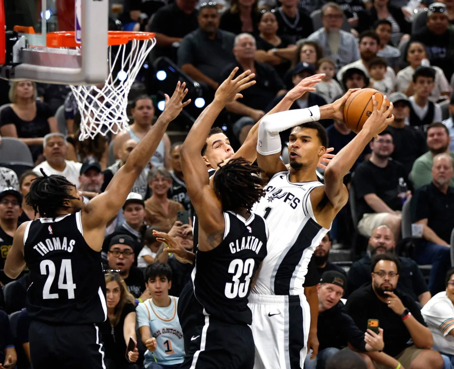 فيكتور ويمبانياما رقم 1 من فريق سان أنطونيو سبيرز يهاجم ضد فريق بروكلين نتس (أ.ف.ب)