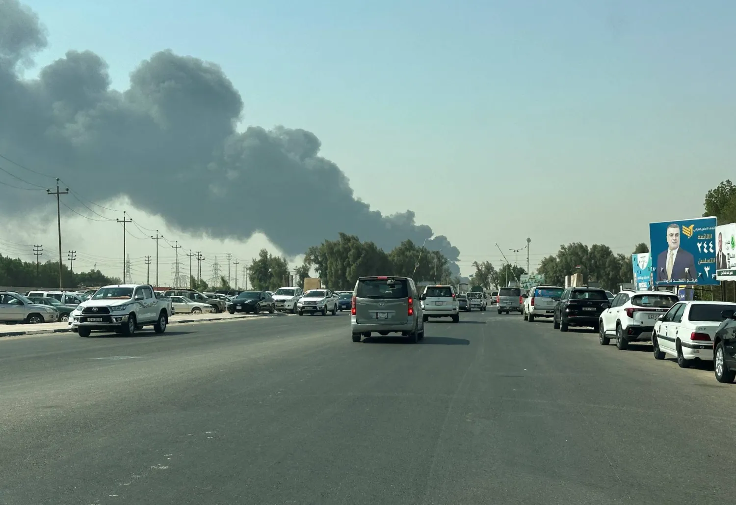 الدخان يتصاعد من حريق في خط أنابيب بحقل الزبير النفطي بالعراق (رويترز)