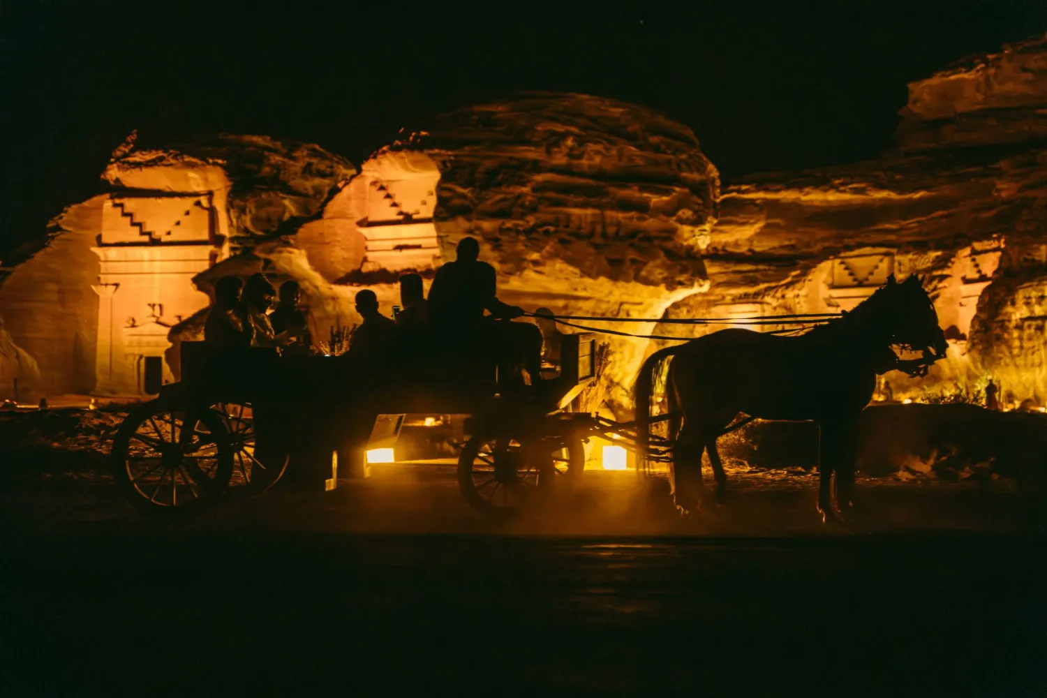 تمتزج الأنشطة التراثية بالعروض الثقافية والإبداعات الفنية لإحياء قصص الحضارات القديمة (واس)