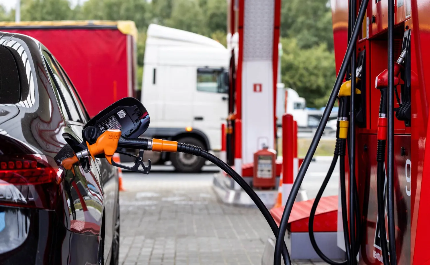 سيارة تتزود بالوقود في محطة بموسكو (رويترز)