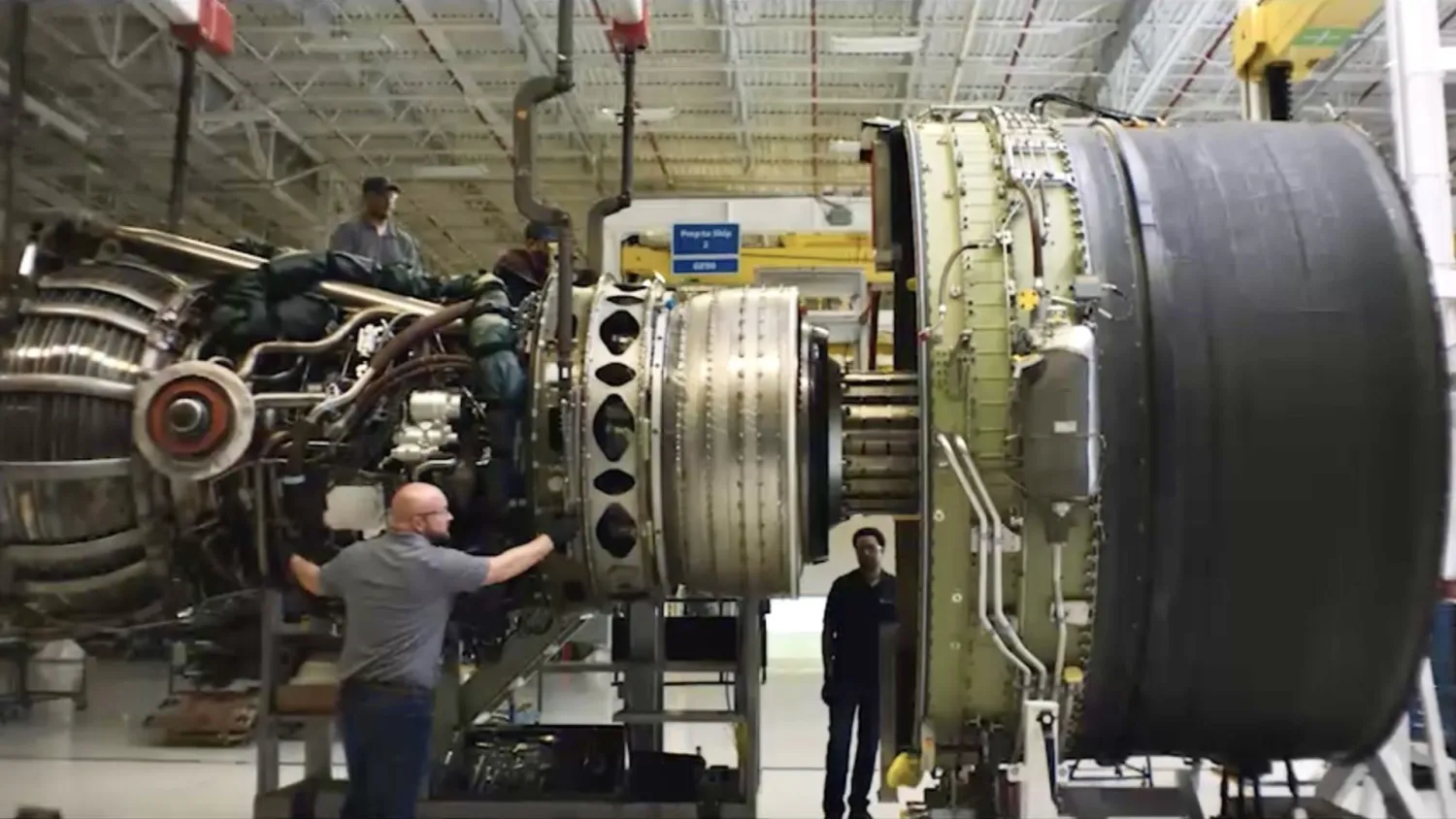 جانب من عمليات تصنيع محركات في «جي إي أيروسبيس»... (الشرق الأوسط)