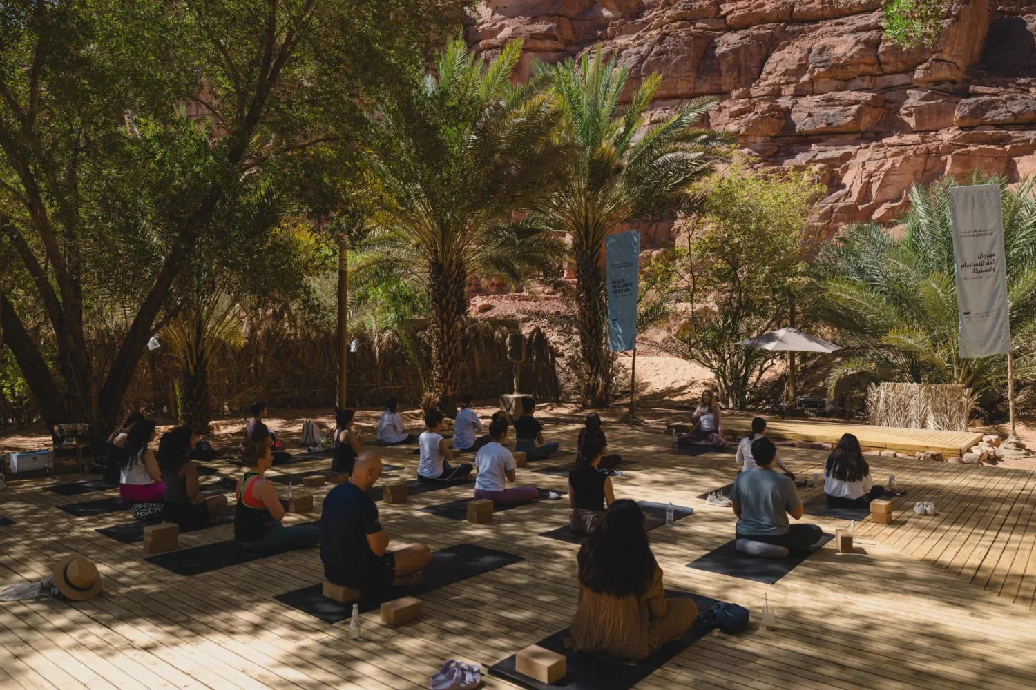 واصل «برنامج اليوغا» جذب أنظار السياح منذ انطلاقته الجمعة الماضي (نبض العُلا)