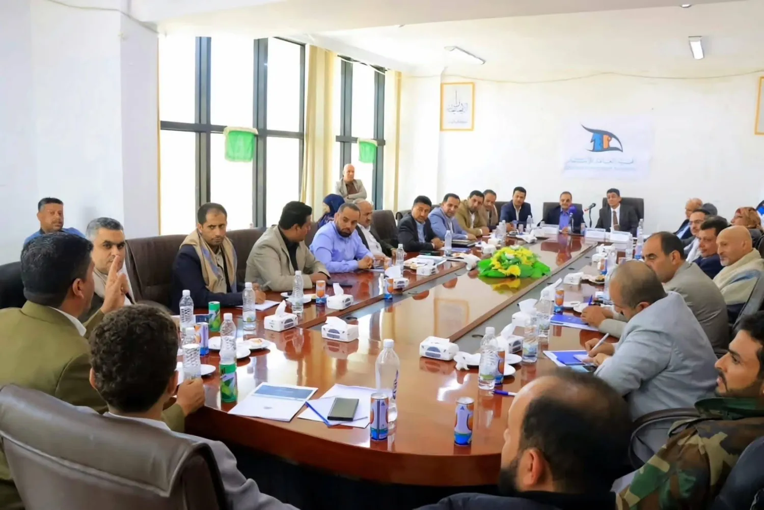 لقاء عاصف جمع التجار بمسؤولي الاستثمار في مناطق سيطرة الحوثيين (إعلام محلي)