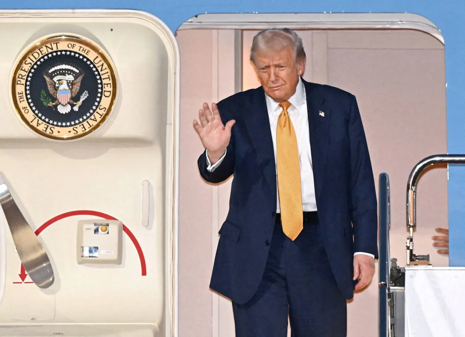 ABD Başkanı Donald Trump bugün Tokyo'ya varışının ardından (Reuters)