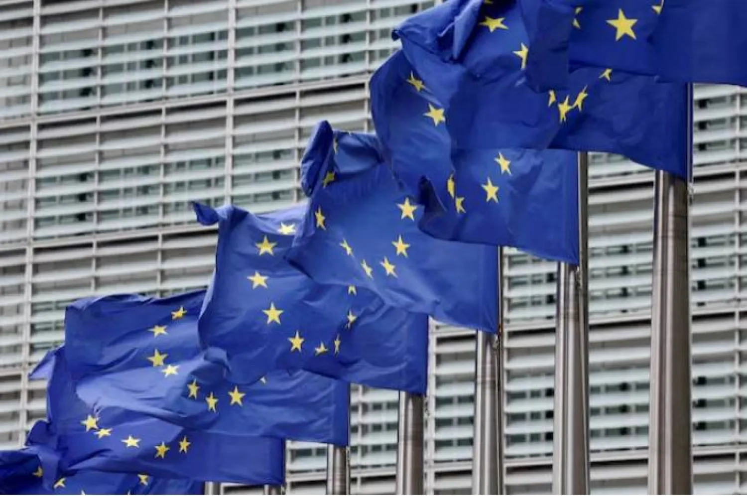 تتطاير أعلام الاتحاد الأوروبي أمام مقر المفوضية في بروكسل (رويترز)