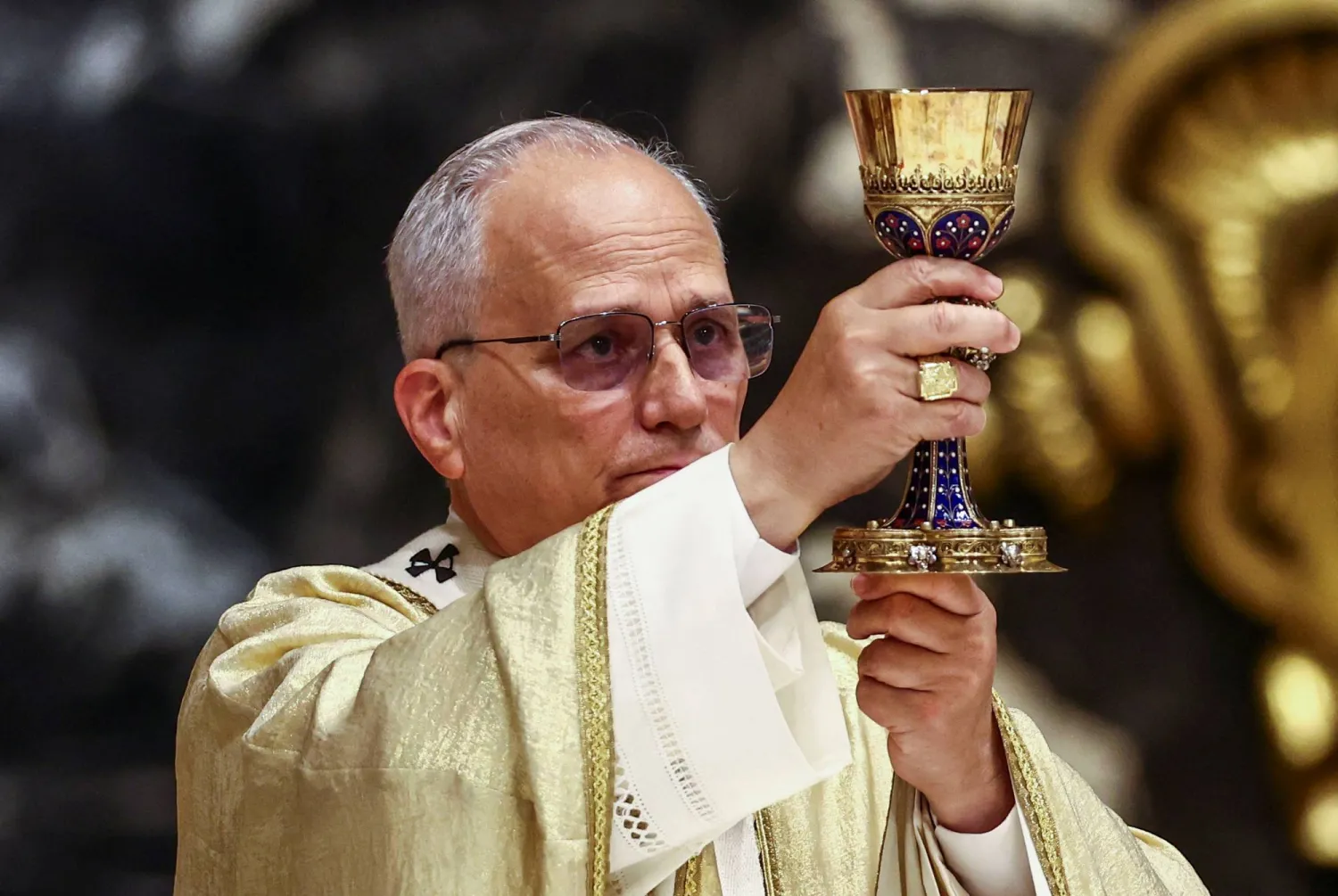 البابا ليو الرابع عشر خلال قداس في كاتدرائية القديس بطرس بالفاتيكان 26 أكتوبر 2025 (رويترز)