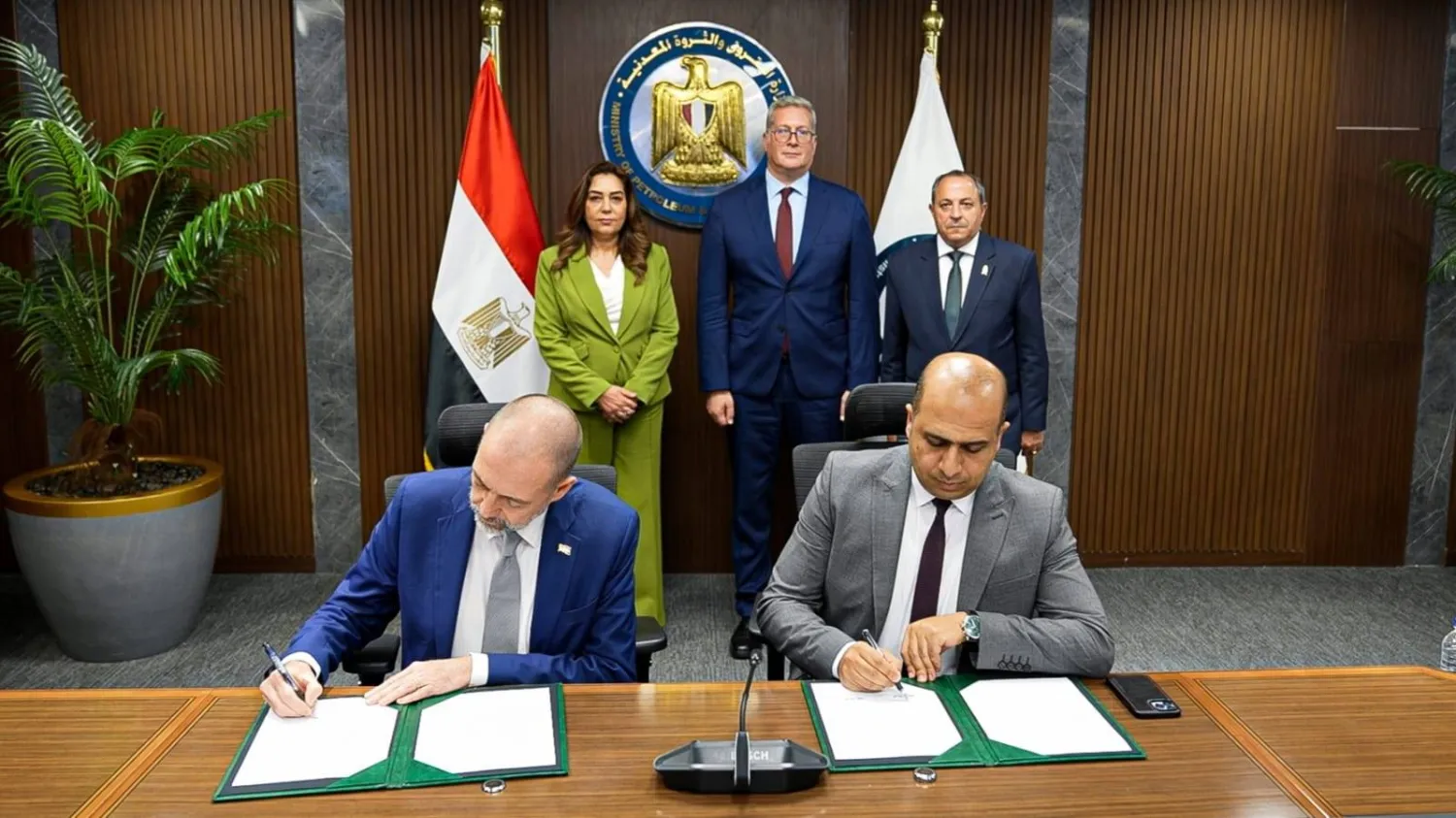 وزير البترول والقائم بأعمال وزير البيئة ومحافظ بورسعيد خلال توقيع اتفاقية تعاون في مجال إنتاج الغاز الحيوي مع «إيني» الإيطالية (وزارة البترول المصرية)