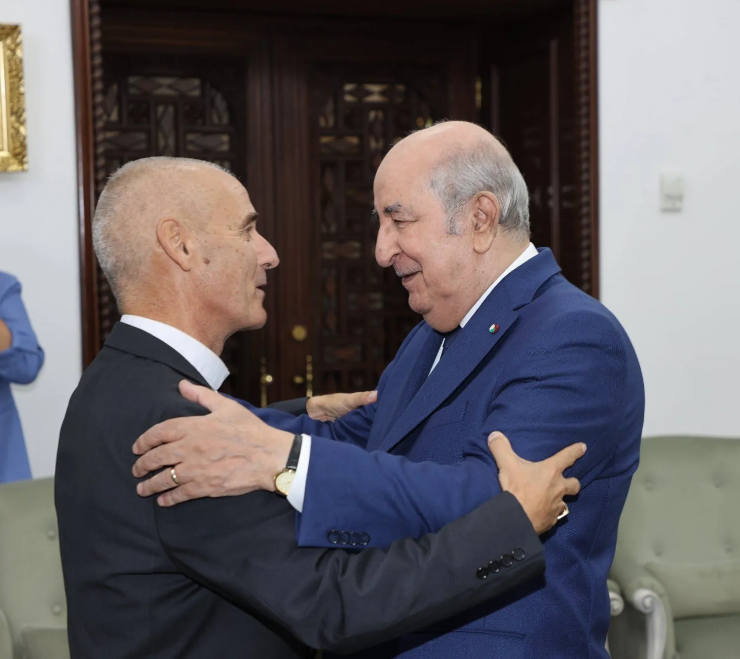 رئيس أساقفة الجزائر مع الرئيس الجزائري (الحكومة الجزائرية)