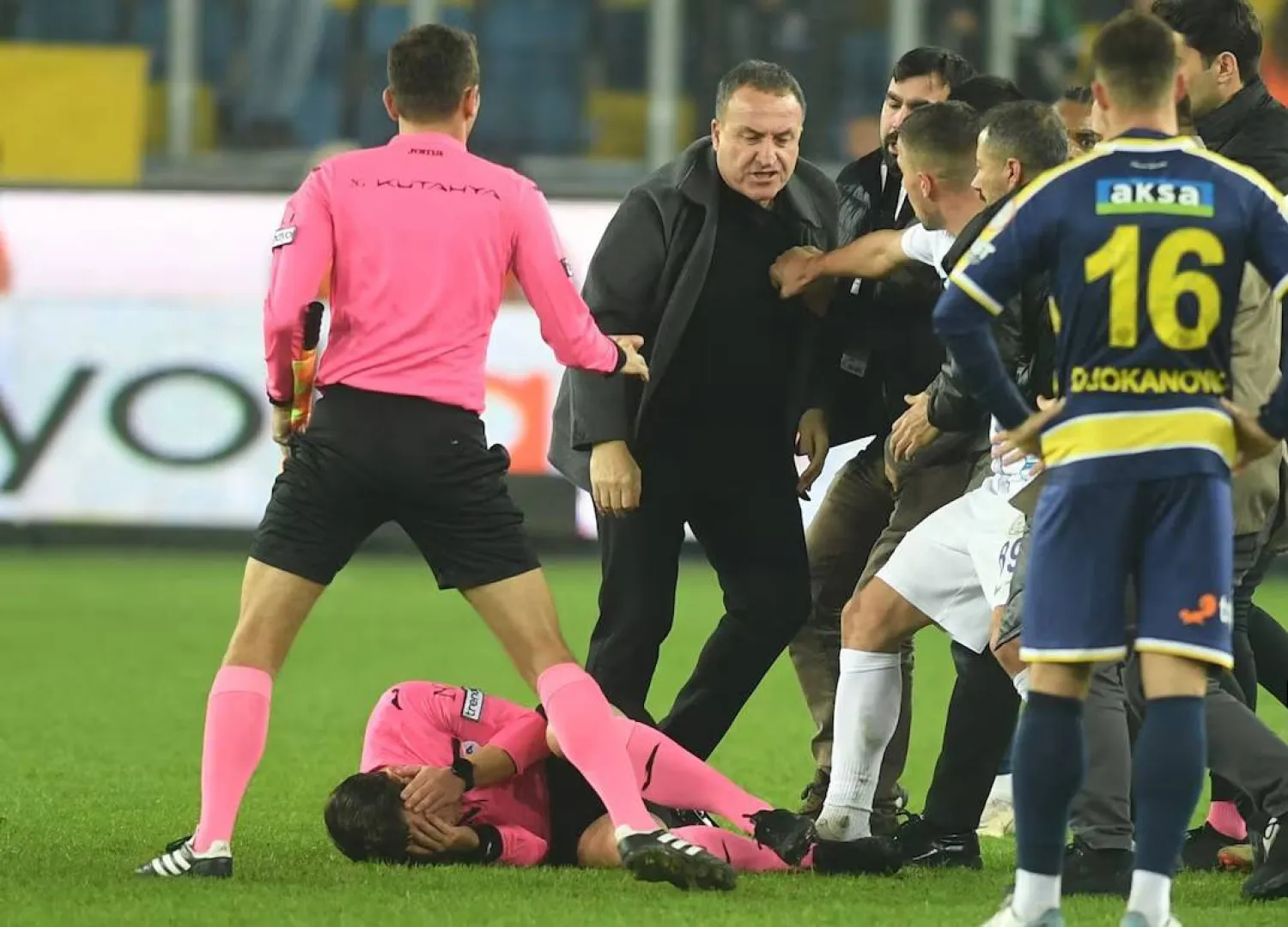 يحظر على الحكام في تركيا المشاركة في رهانات على المباريات (رويترز)