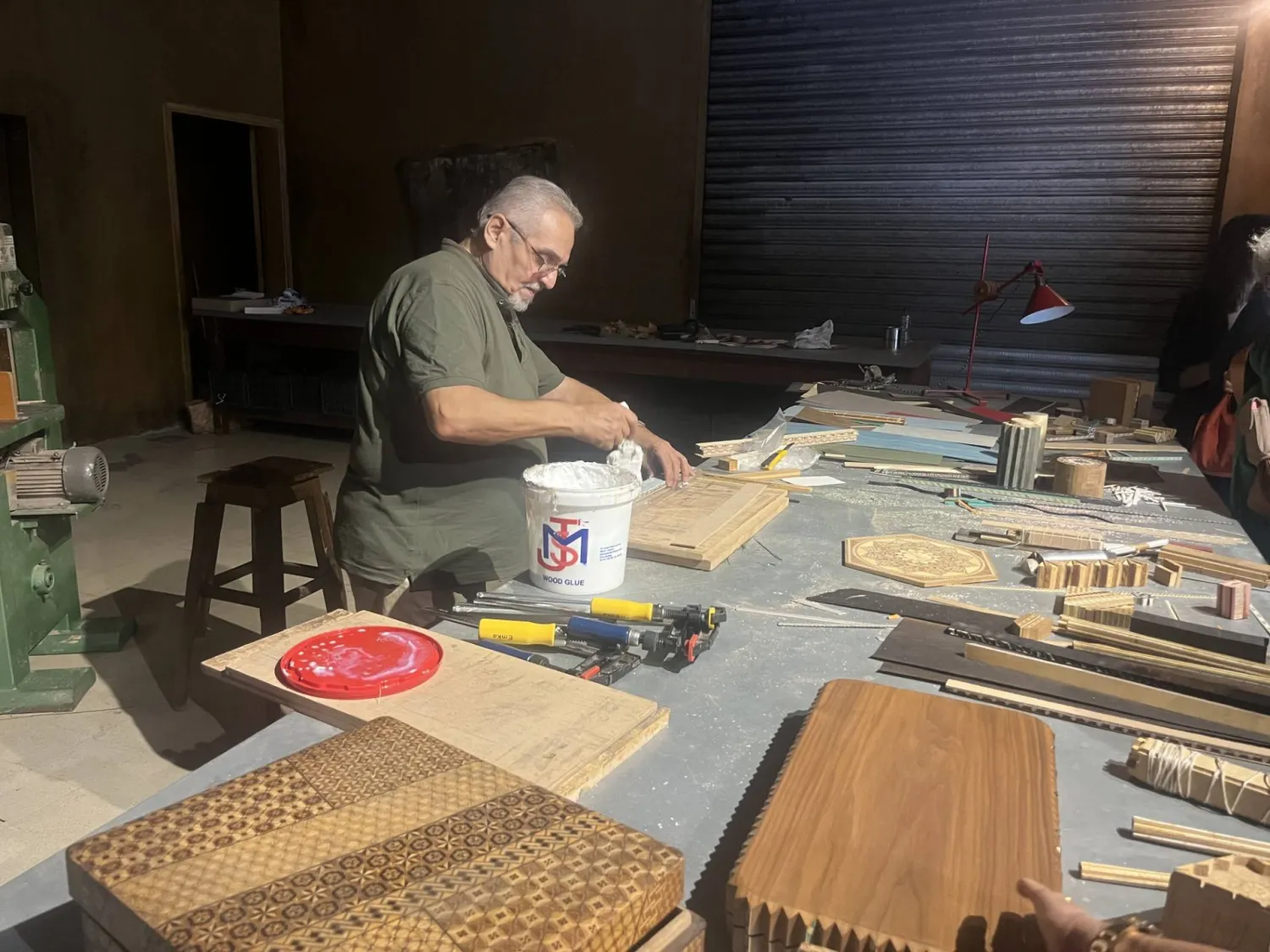 الحرفي حسواني ينقش الخشب بأنامله (الشرق الأوسط)