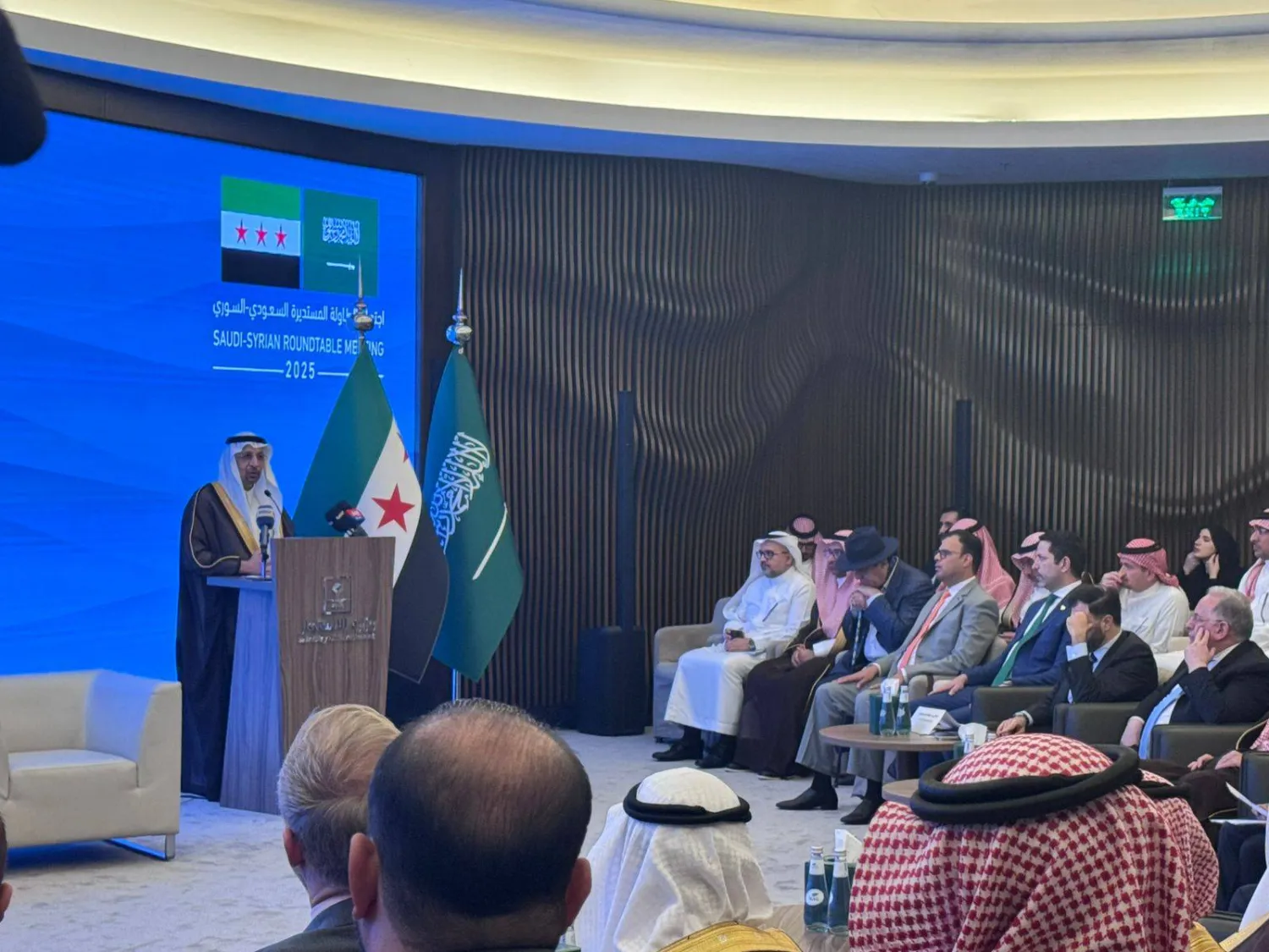 المهندس خالد الفالح خلال كلمته في الطاولة المستديرة السعودية - السورية التي عُقدت في الرياض (الشرق الأوسط)