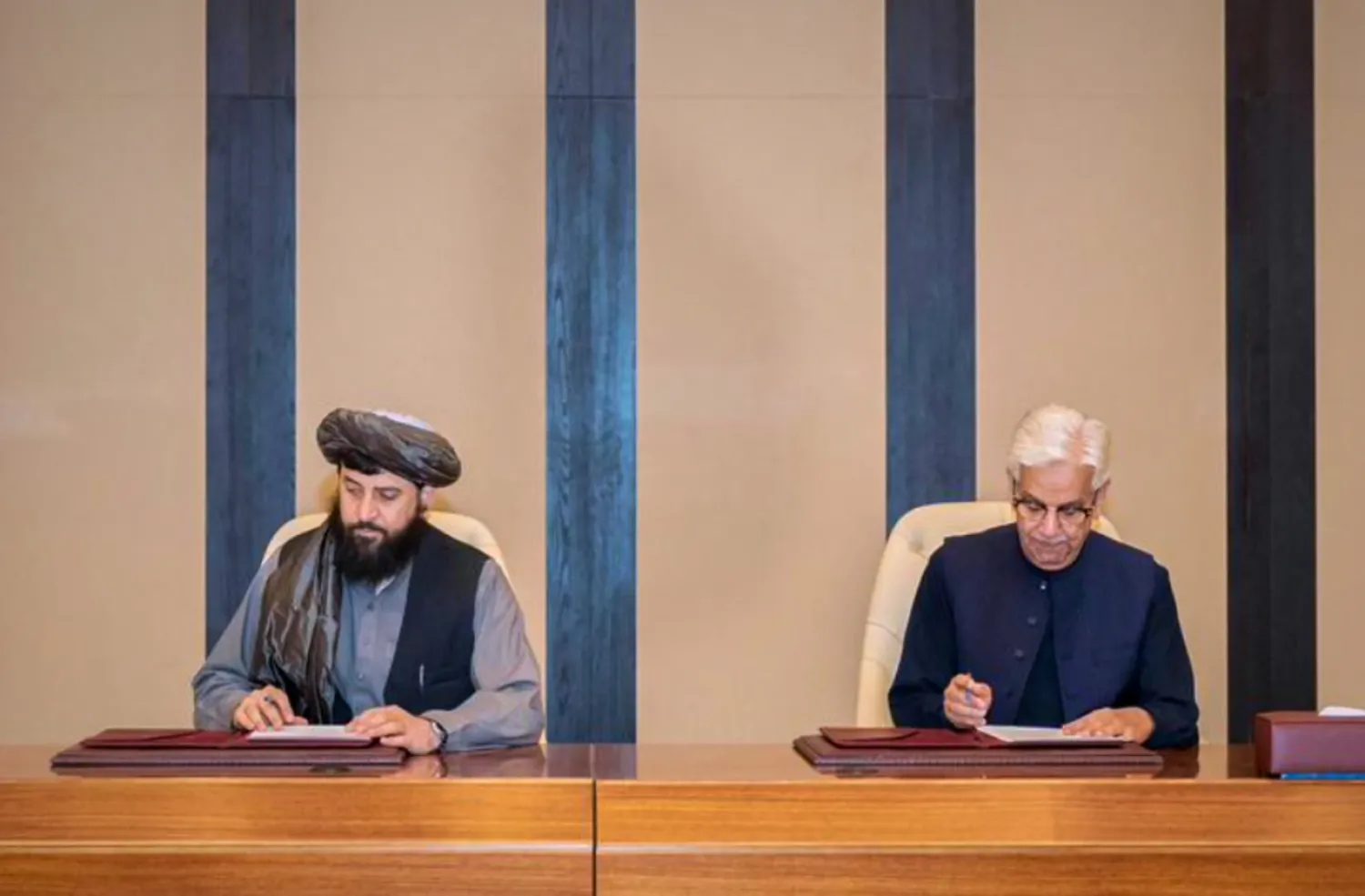 Pakistani Defense Minister Khawaja Asif, center right, and Afghan Defense Minister Mullah Muhammad Yaqoob sign a ceasefire agreement in Doha, Qatar, Sunday, October 19, 2025.(Qatar Ministry of Foreign Affairs via AP)