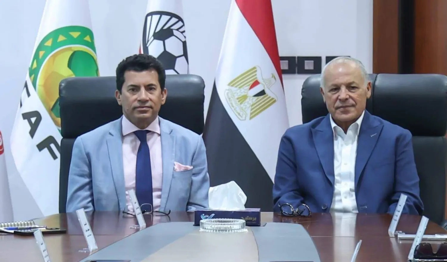 هاني أبو ريدة رئيس الاتحاد المصري لكرة القدم (يمين) مع أشرف صبحي وزير الرياضة المصري (الاتحاد المصري)