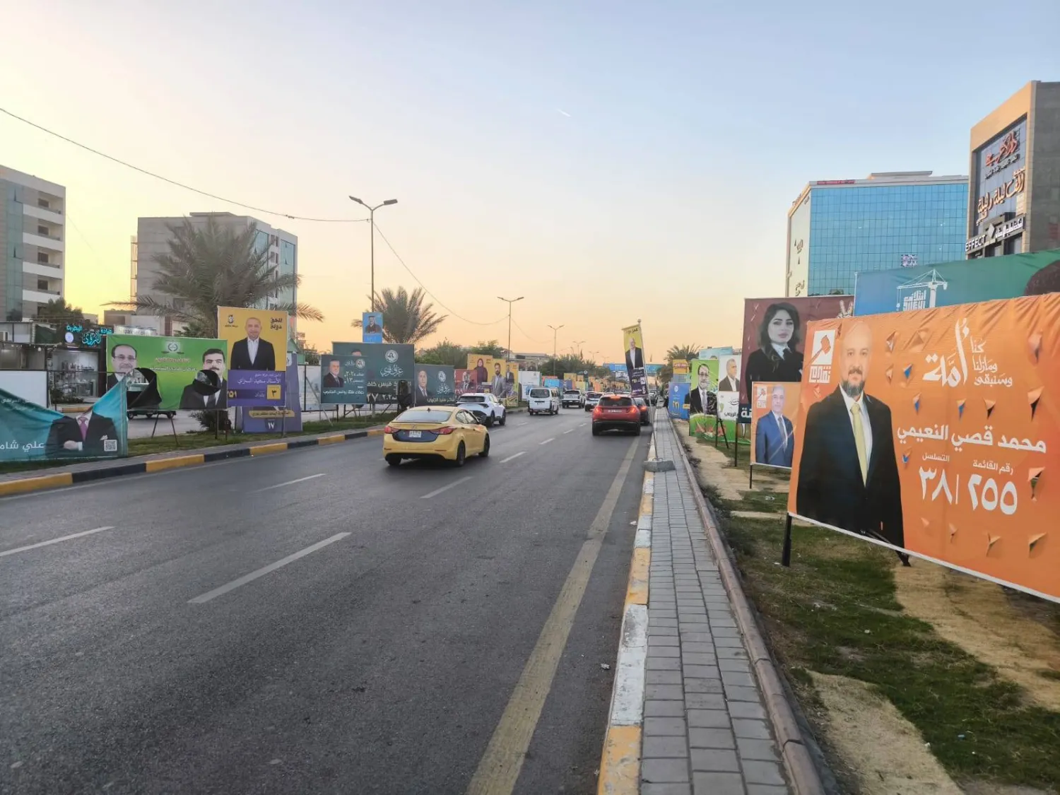 صور ولافتات لمرشحي الانتخابات البرلمانية بشارع فلسطين في بغداد (الشرق الأوسط)