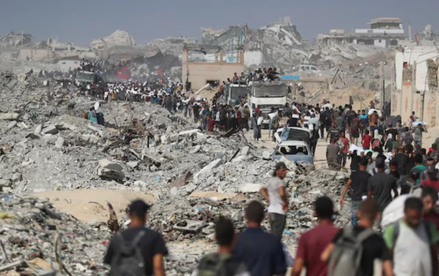 Palestinians carry aid supplies that entered Gaza through Israel, in Beit Lahia, northern Gaza Strip, August 2, 2025. REUTERS/Mahmoud Issa/File