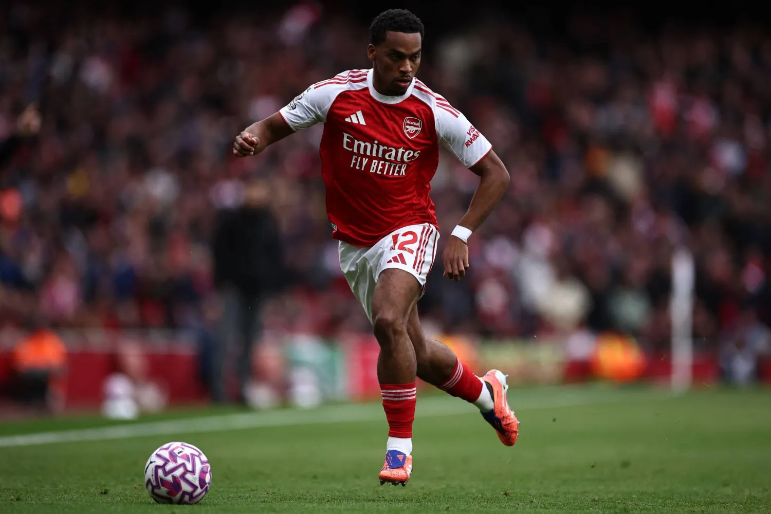 الهولندي يوريين تيمبر مدافع آرسنال (أ.ف.ب)