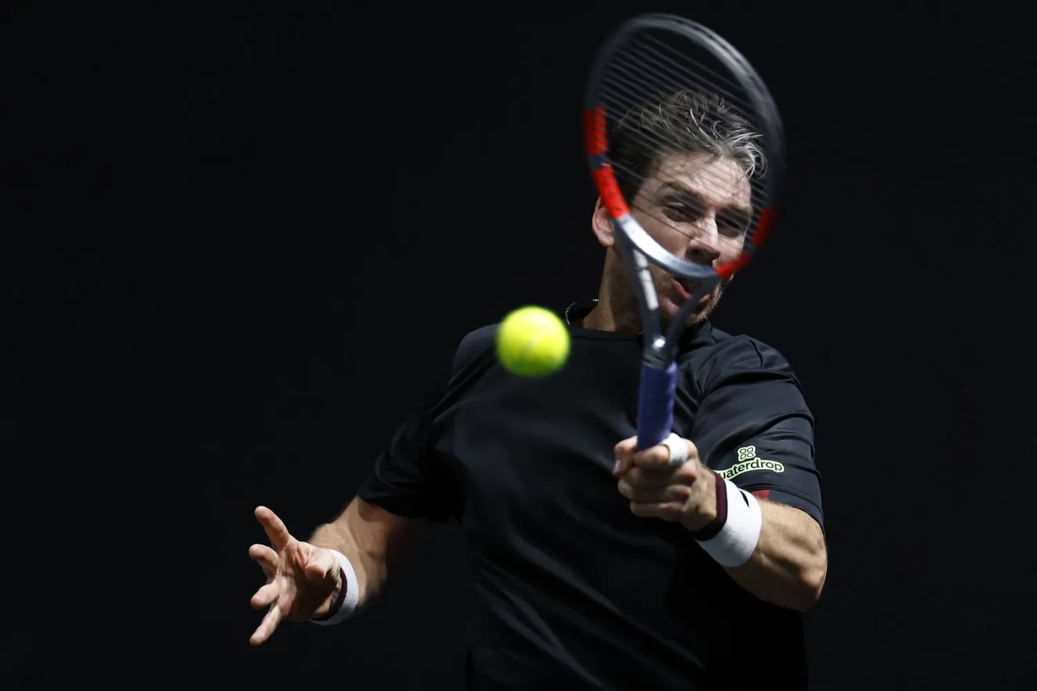 البريطاني كاميرون نوري يتقدم في باريس (إ.ب.أ) 