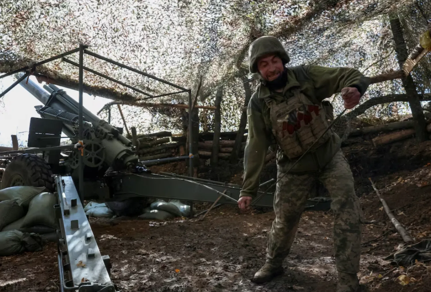An artilleryman of the 152nd Separate Jaeger Brigade fires a M114 self-propelled howitzer towards Russian troops, amid Russia's attack on Ukraine, near the frontline town of Pokrovsk in Donetsk region, Ukraine October 15, 2025. REUTERS/Anatolii Stepanov 